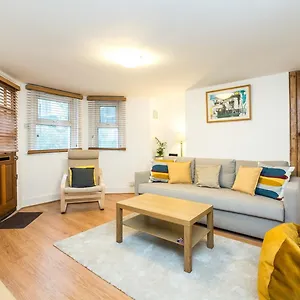  Apartment New Stylish 1 Bedroom Flat With Garden |