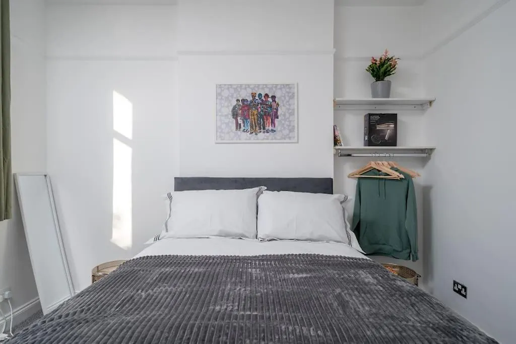 アパート Beautiful Luxe 3 Bedroom With 4 Beds ロンドン